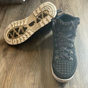 Black and reflective Size 9.5 Women’s North Face Boots